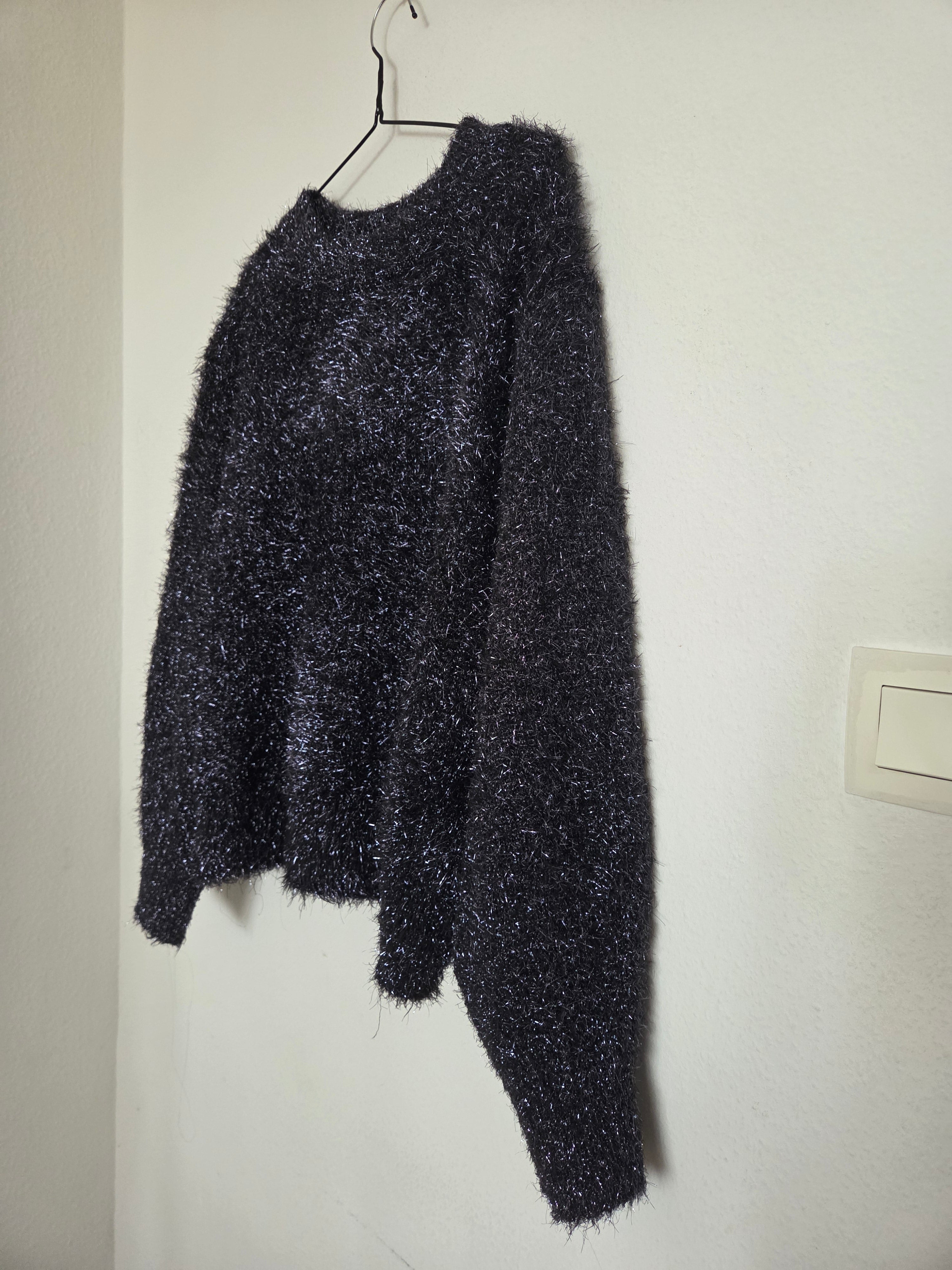 Pull style fourrure argentée