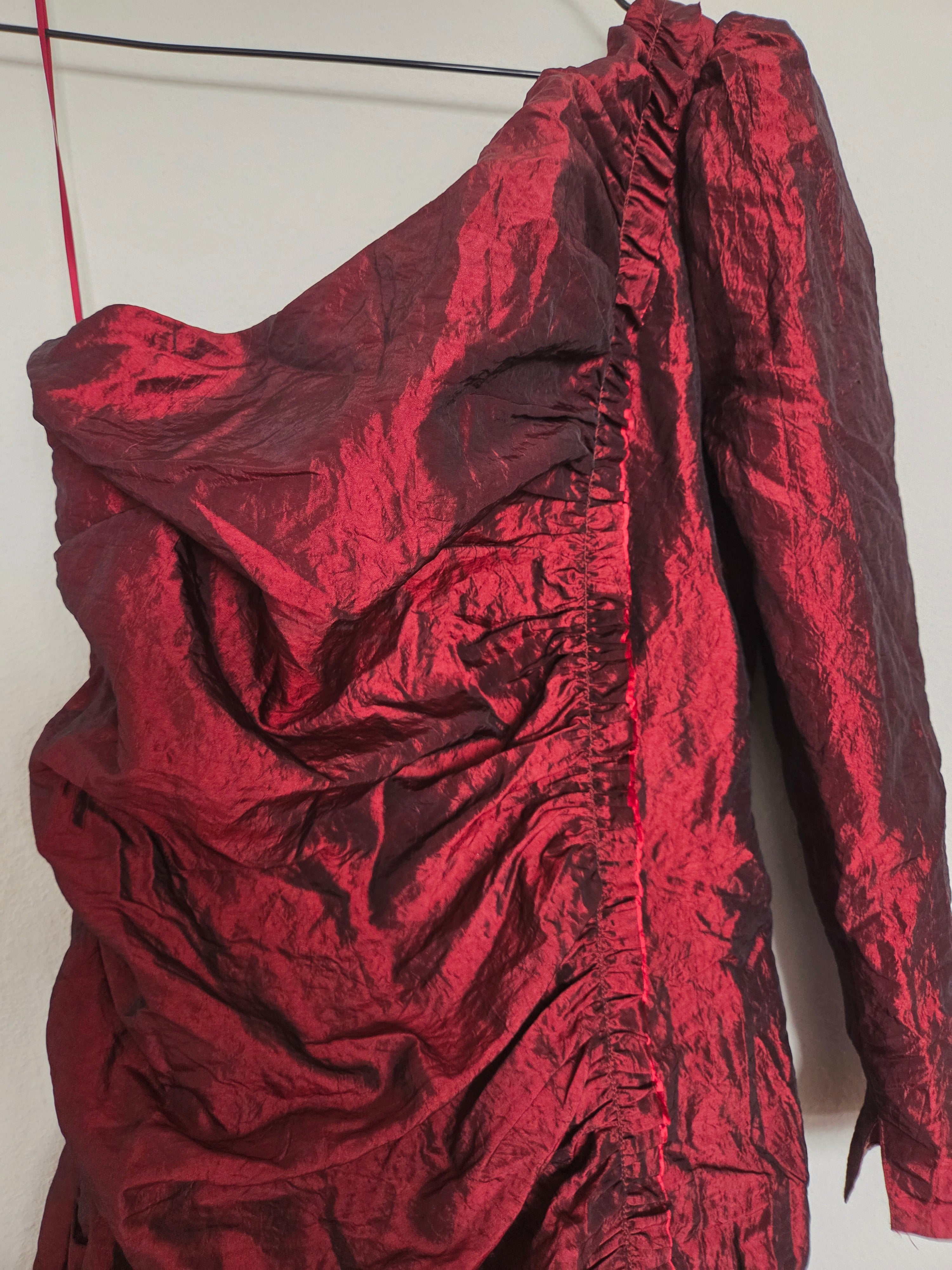 Robe rouge satinée