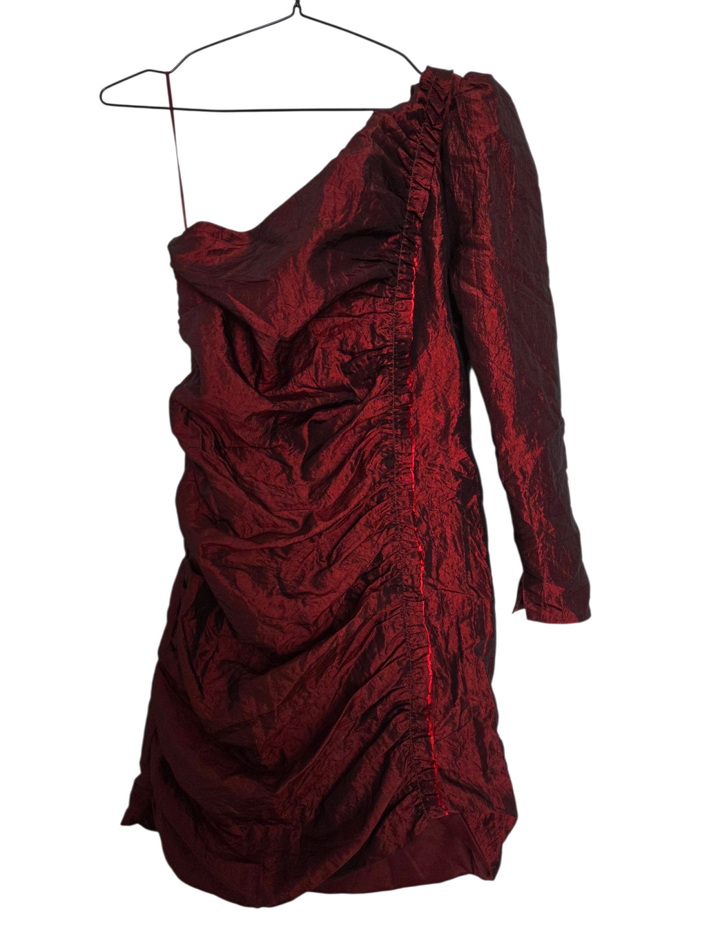Robe rouge satinée