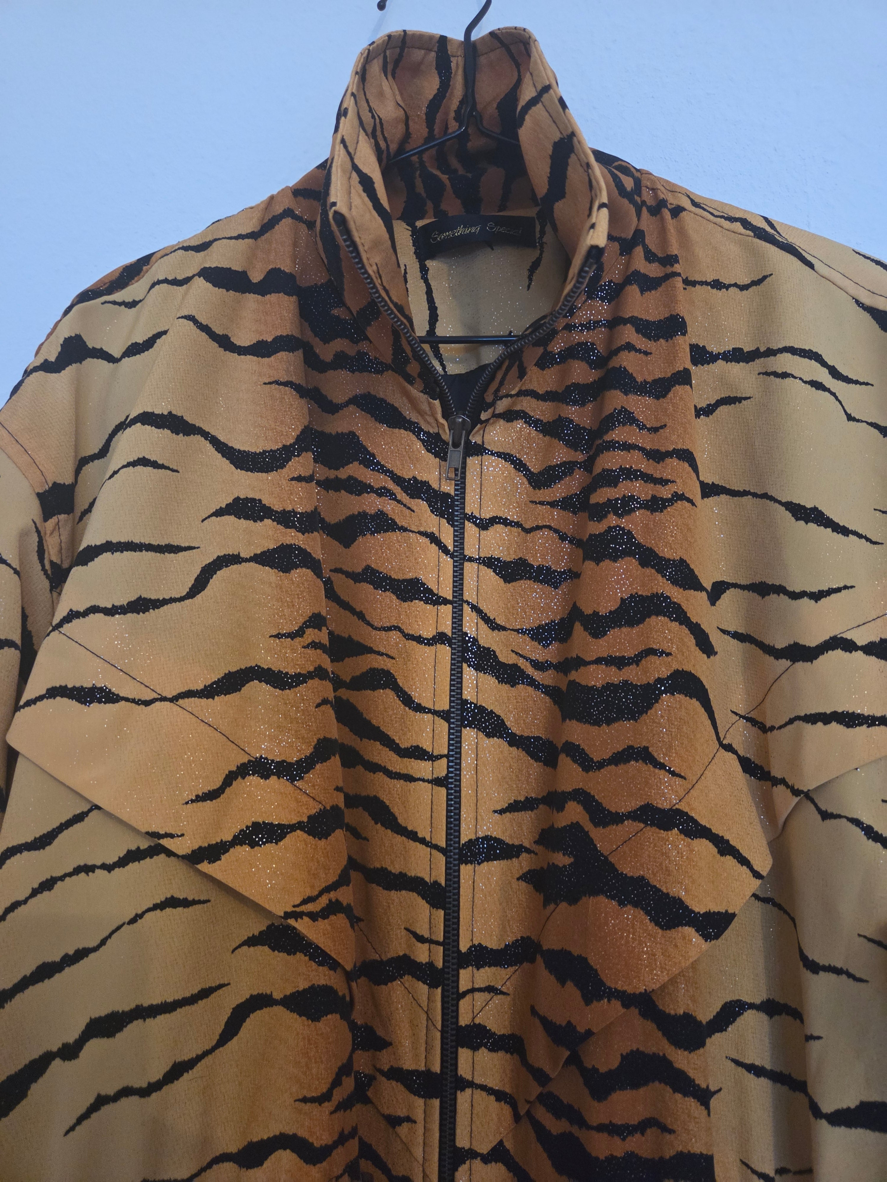 Veste tigrée brillante